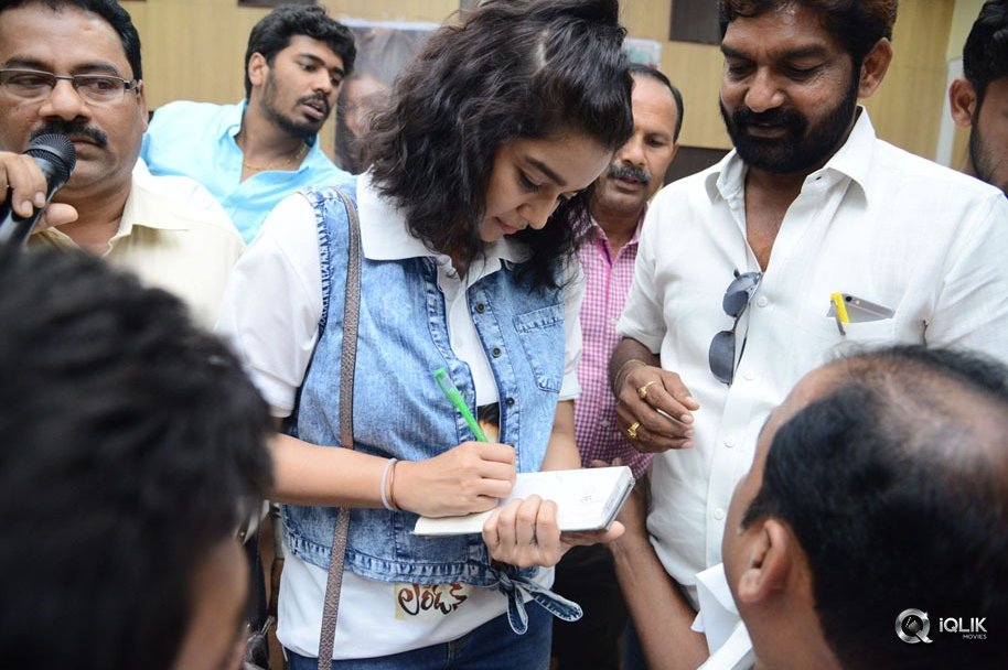 London-Babulu-Movie-Team-at-AVN-college-Vizag